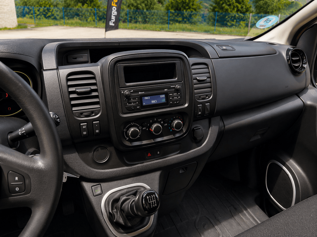 interior renault trafic mixta larga 6 plazas 2021 segunda mano en girona detalle consola central con radio mandos de climatizacion y cambio manual en excelente estado