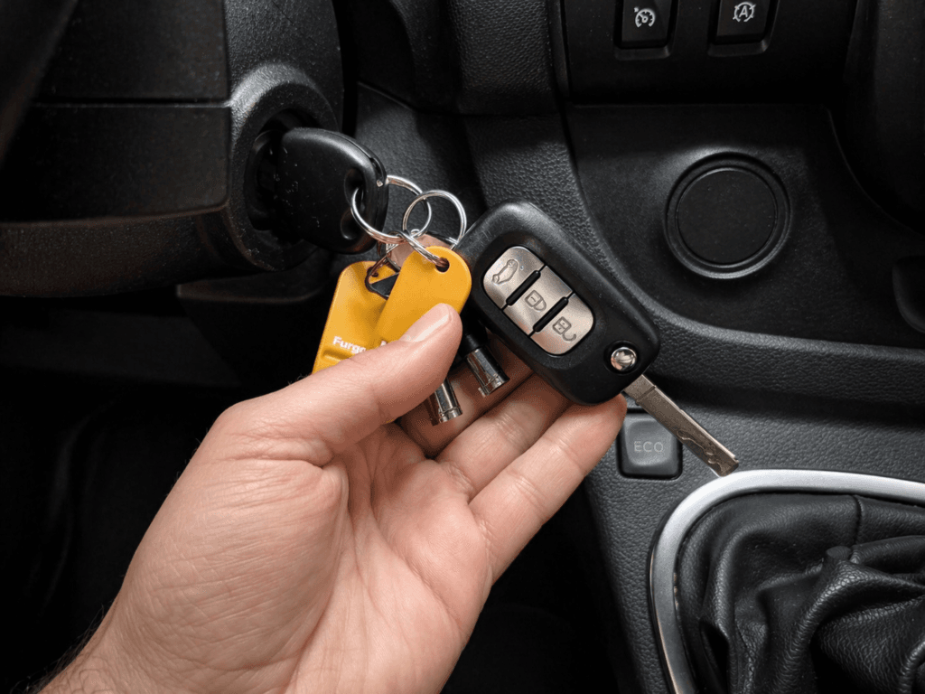 llaves renault trafic mixta larga 6 plazas 2021 segunda mano en girona con mando original y arranque en perfecto estado lista para entrega inmediata
