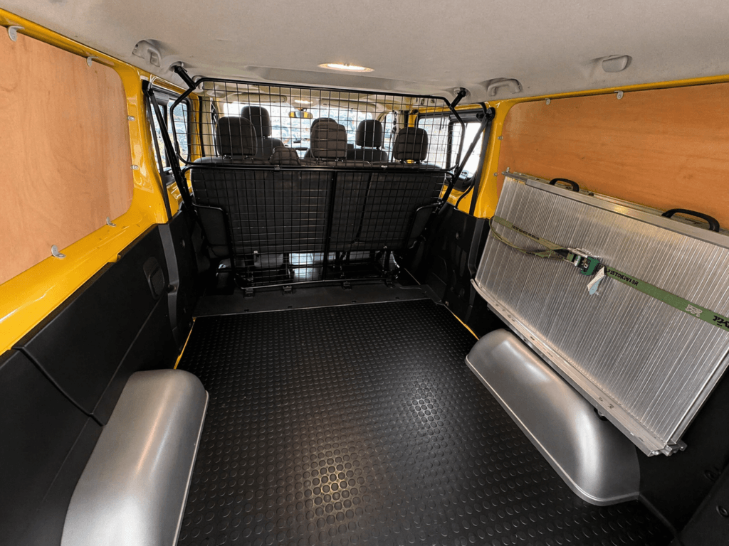 zona de carga renault trafic mixta larga 6 plazas 2021 segunda mano en girona con gran espacio util separador y suelo reforzado ideal para trabajo profesional