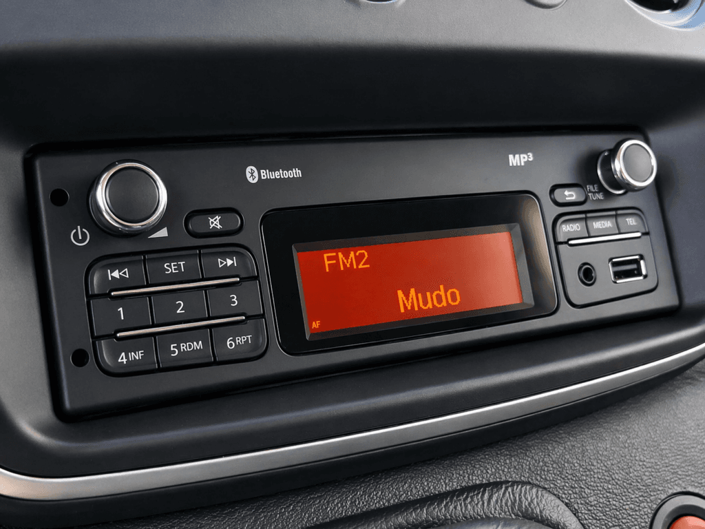 sistema de radio bluetooth con pantalla fm2 en furgoneta de segunda mano interior limpio y funcional listo para trabajar