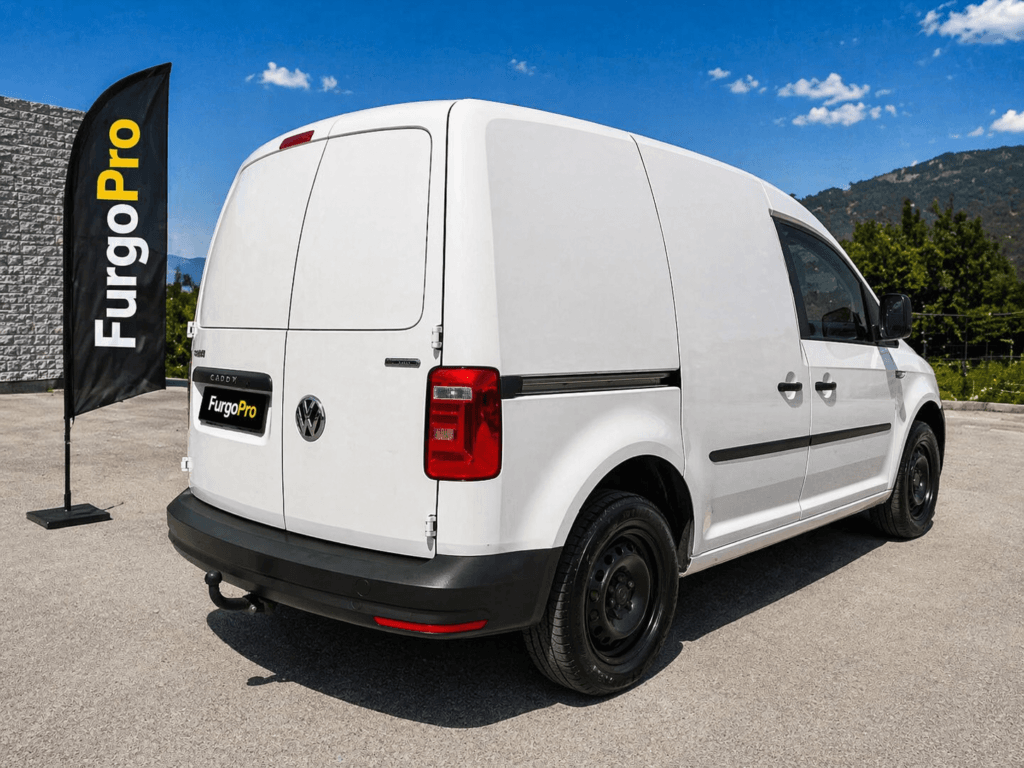 furgoneta volkswagen caddy blanca de segunda mano vista trasera lateral en entorno profesional furgoPro