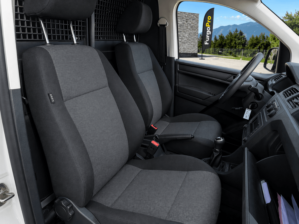 interior de volkswagen caddy 2.0TDI 4MOTION con asientos delanteros listo para trabajar