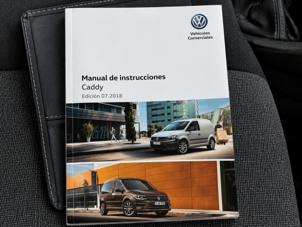 manual de instrucciones volkswagen caddy en asiento de furgoneta mostrando documentacion original incluida en vehiculo de segunda mano