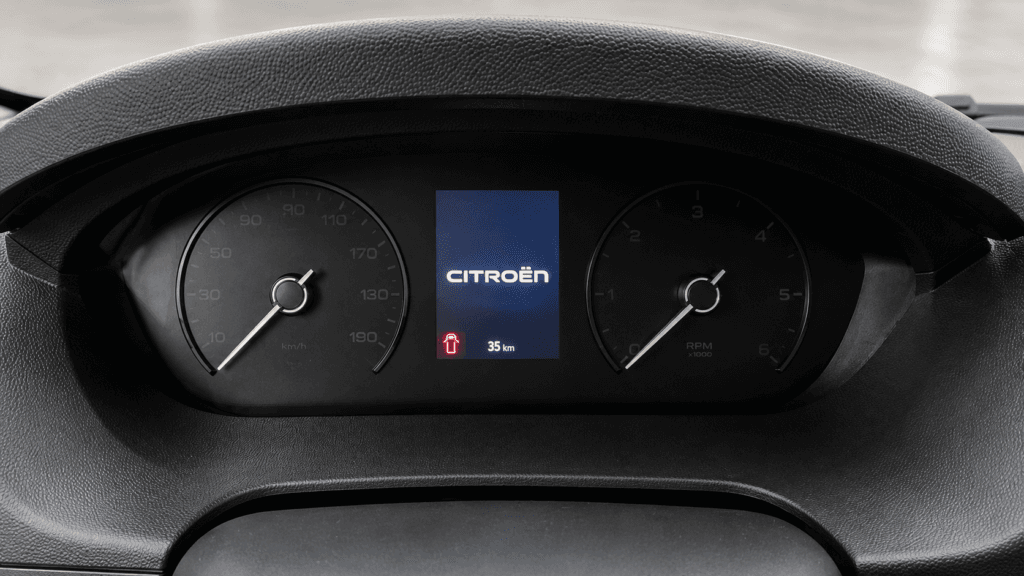 Cuadro de instrumentos digital de Citroën Jumper L2H2 nueva con pantalla central y kilometraje de entrega