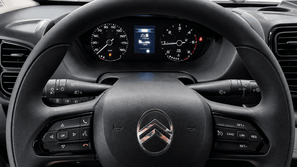 Cuadro de instrumentos y volante multifunción de Citroën Jumper L2H2 nueva con pantalla digital y control de crucero