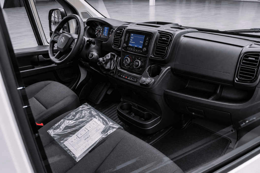 Salpicadero y cabina de Citroën Jumper L2H2 nueva vistos desde el exterior con pantalla multimedia y amplio espacio de almacenamiento