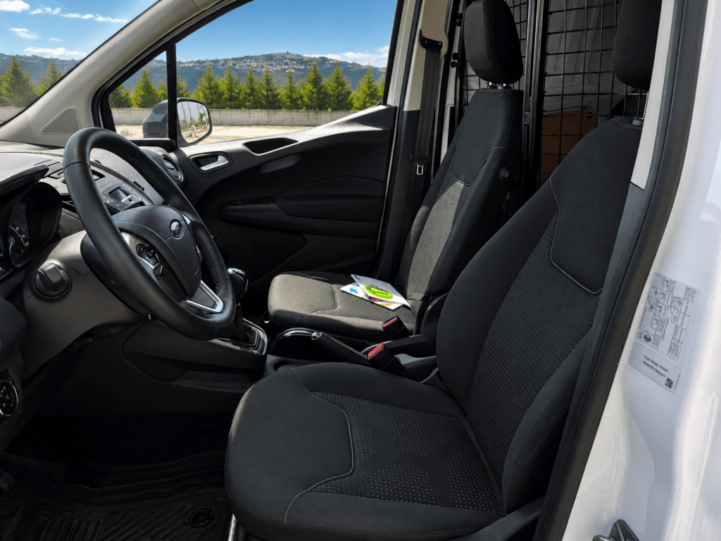 Asientos delanteros e interior de Ford Transit Courier Van 2022 diésel de segunda mano con 13.691 km en acabado profesional FurgoPro sin reflejos solares.
