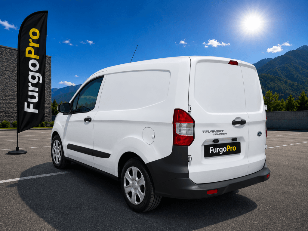 Parte trasera de Ford Transit Courier Van 2022 diésel de segunda mano con 13.691 km preparada para trabajo en entorno profesional FurgoPro.