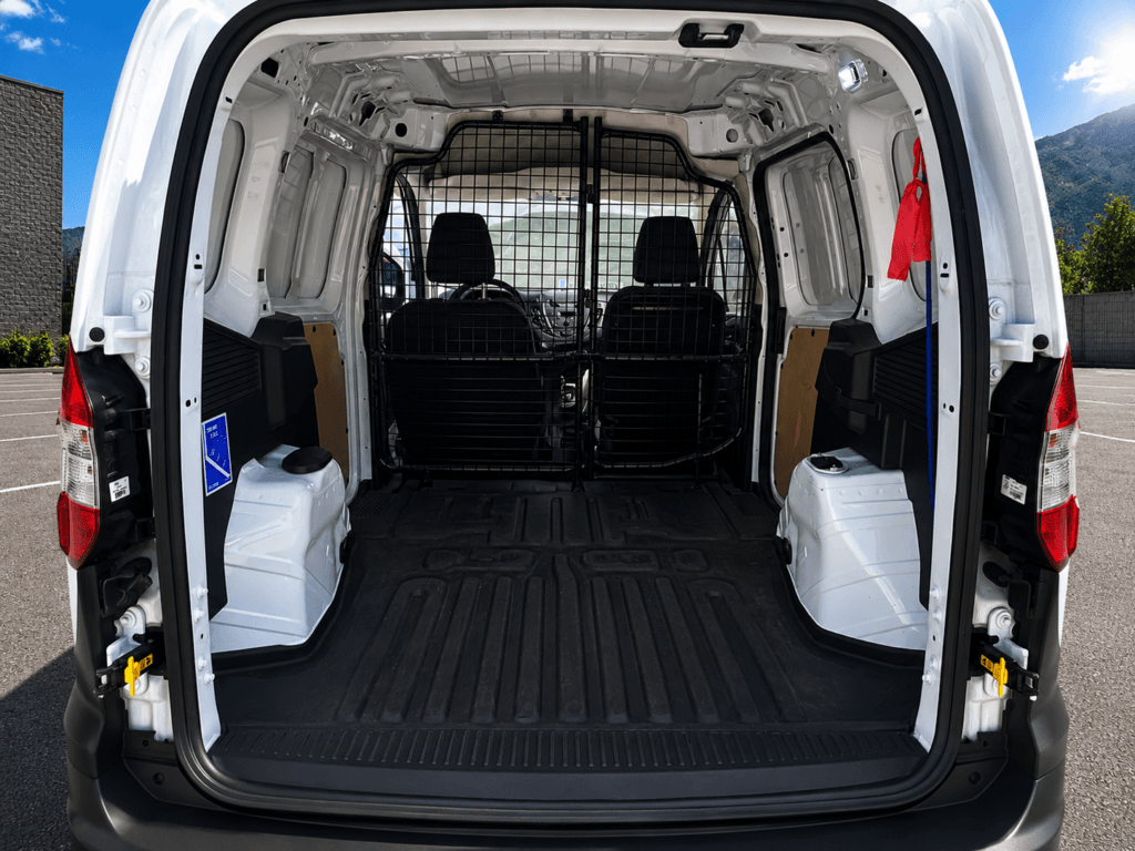 Zona de carga trasera de Ford Transit Courier Van 2022 diésel de segunda mano con 13.691 km ideal para profesionales y reparto comercial.