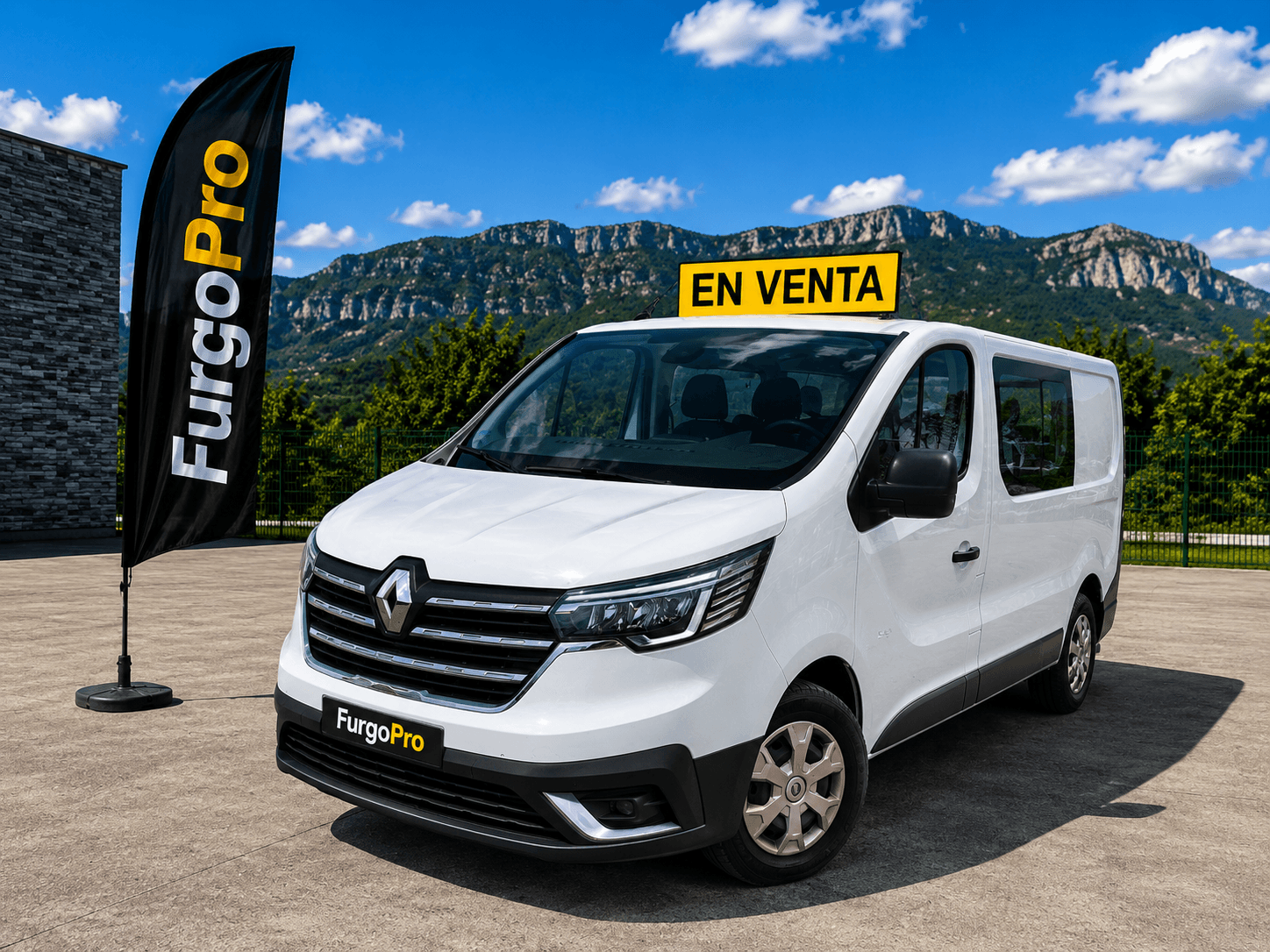 Renault Trafic blanca de segunda mano preparada para trabajo en exposición FurgoPro con acabado premium y cartel en venta.