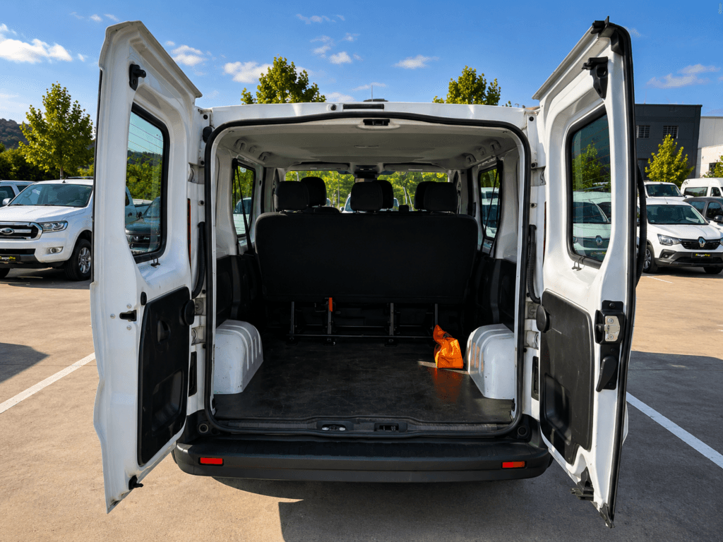 Zona de carga trasera Renault Trafic de segunda mano con puertas abiertas y acabado profesional FurgoPro en entorno premium.