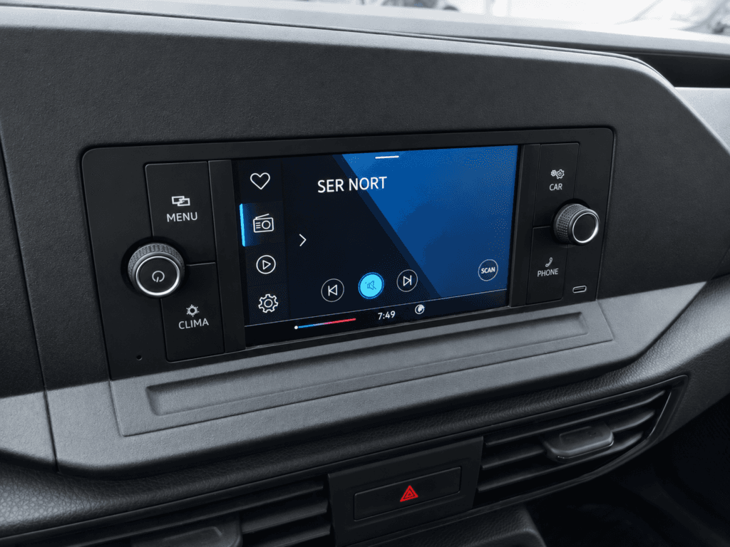 Pantalla multimedia original de Volkswagen Caddy de segunda mano con sistema de infoentretenimiento, controles físicos y conectividad integrada.