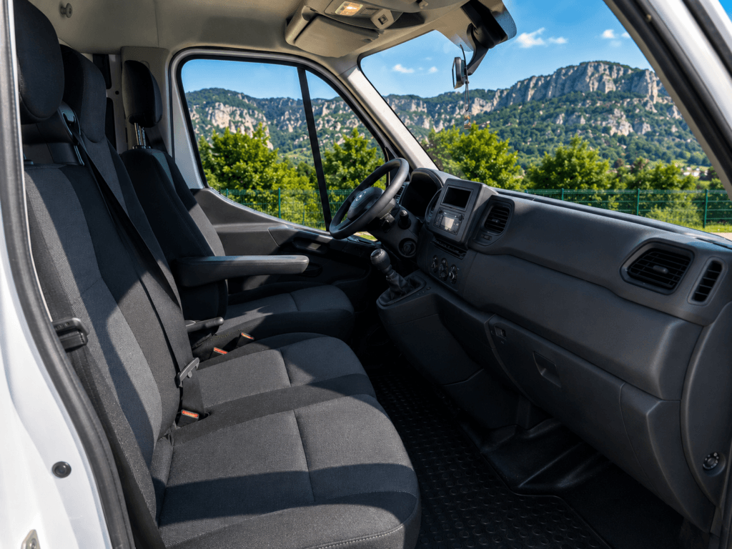 Interior cabina Nissan NV400 dCi 145 CV asientos y volante