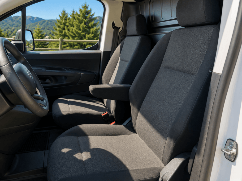 Interior cabina Citroën Berlingo BlueHDi 100 asientos y volante