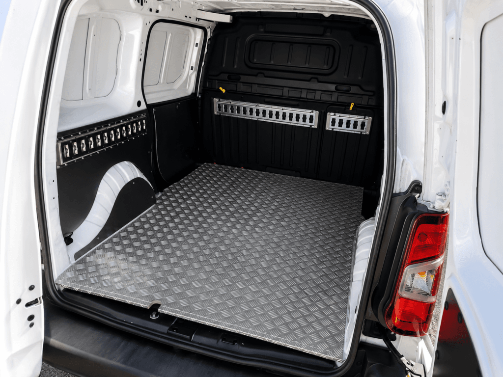 Suelo y paredes interiores furgoneta Peugeot Partner