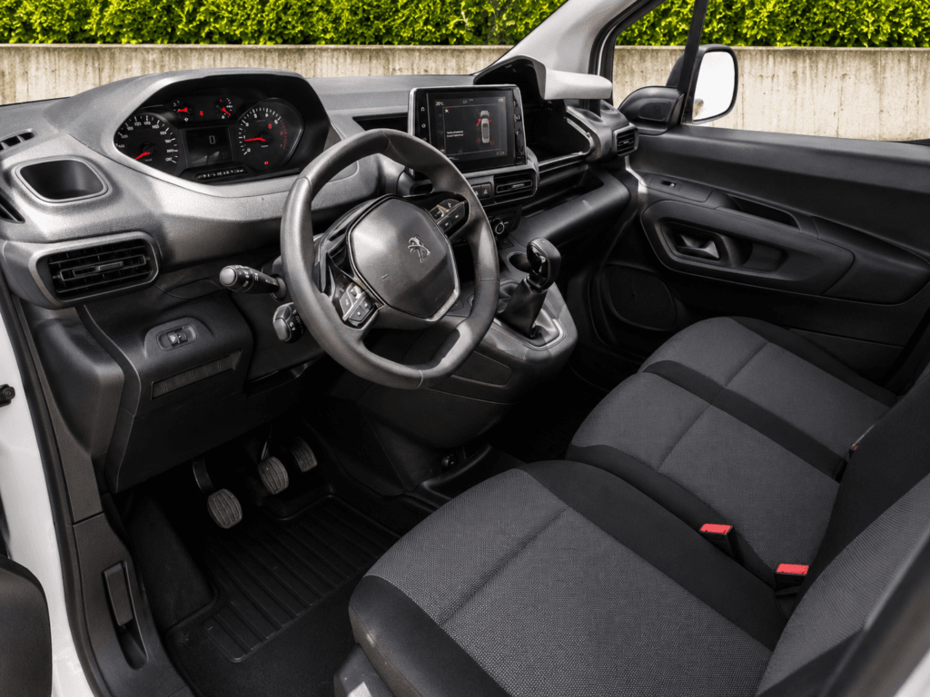 Interior cabina Peugeot Partner BlueHDi 100 asientos y volante