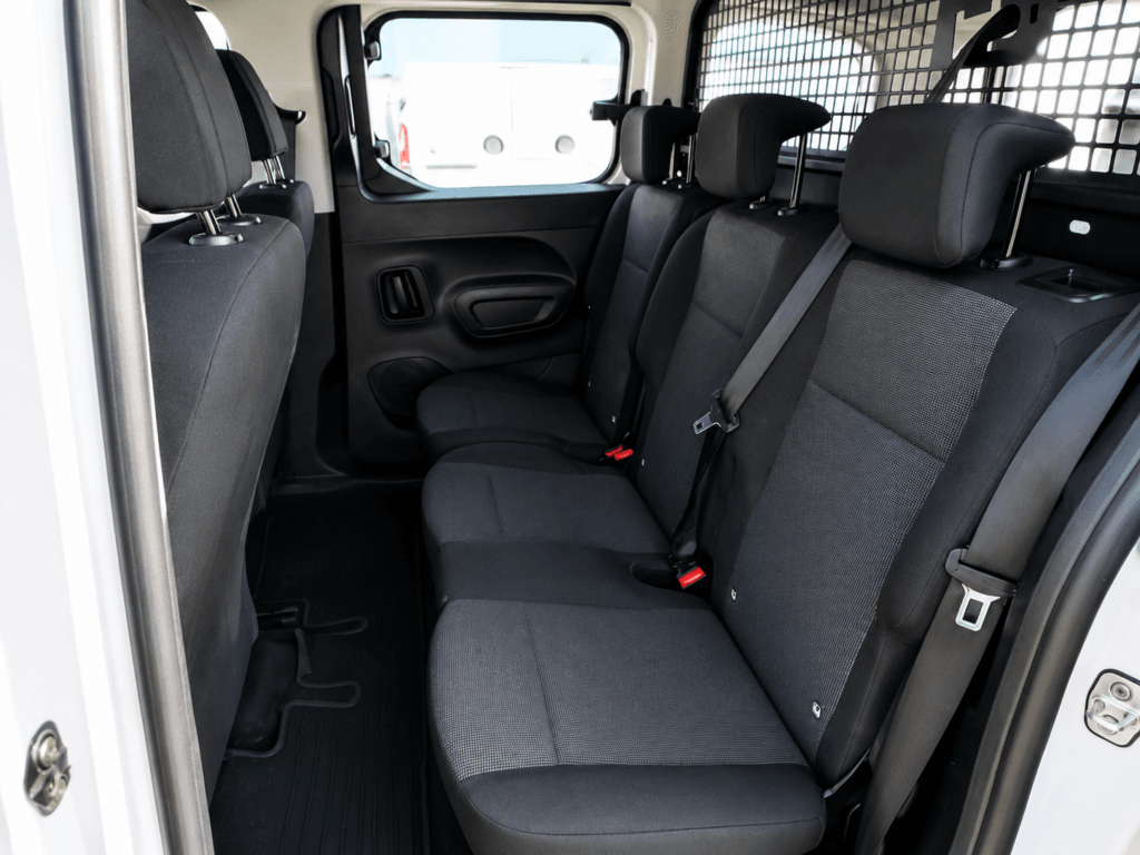 Asientos traseros Peugeot Rifter espacio interior 2024