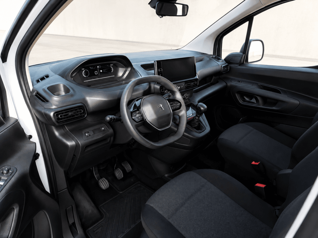 Interior cabina Peugeot Rifter 2024 asientos y volante