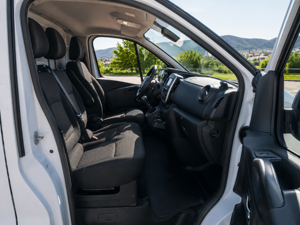 Interior cabina Renault Trafic Energy Blue dCi 145 furgoneta industrial segunda mano