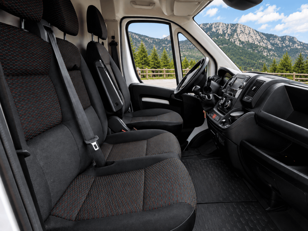 Interior cabina Citroën Jumper Driver BlueHDi 120 asientos y volante