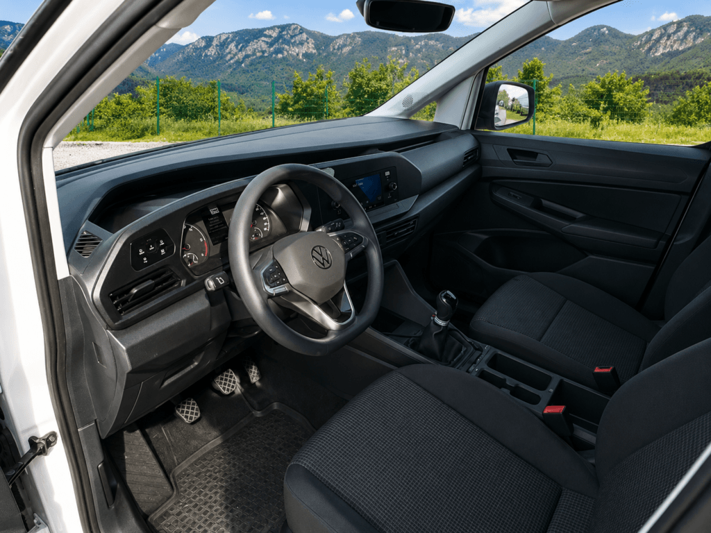Interior cabina Volkswagen Caddy 4x4 TDI 122CV asientos y volante