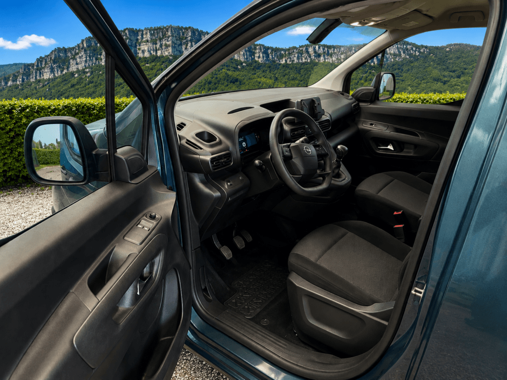 Interior cabina Opel Combo Combi 1.5 TD S&S asientos y volante