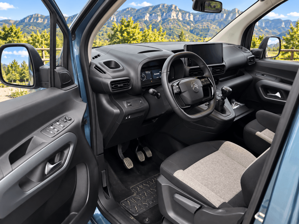 Interior cabina Citroën Berlingo Plus BlueHDi 102CV asientos y volante