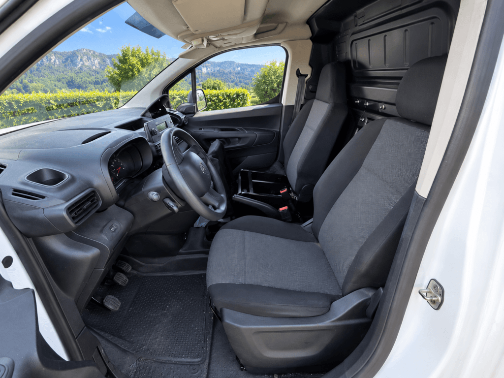 Interior cabina Citroën Berlingo Control BlueHDi 75CV asientos y volante