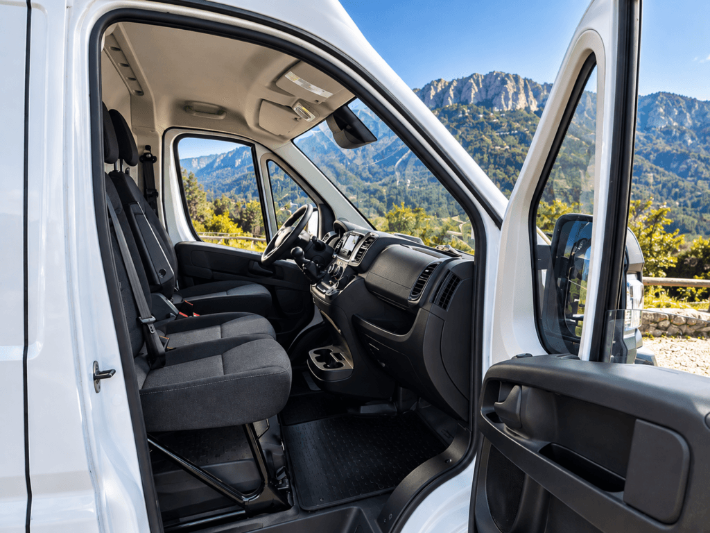 Interior cabina Citroën Jumper 2.2 BlueHDi 140CV Heavy asientos y volante