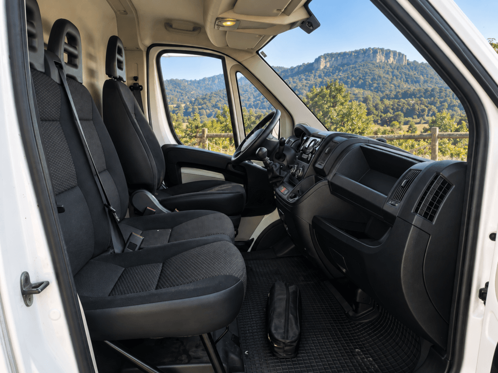 Interior cabina Citroën Jumper 2.0 BlueHDi 131CV asientos y volante