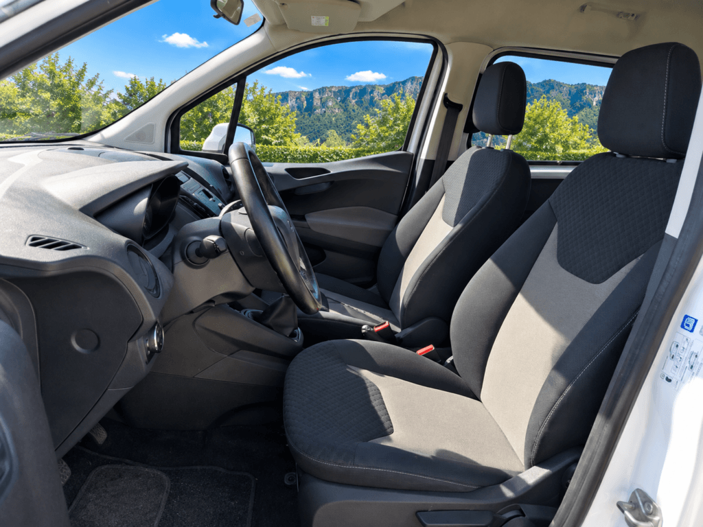Interior cabina Ford Transit Courier Kombi 1.5 TDCi 75CV asientos y volante