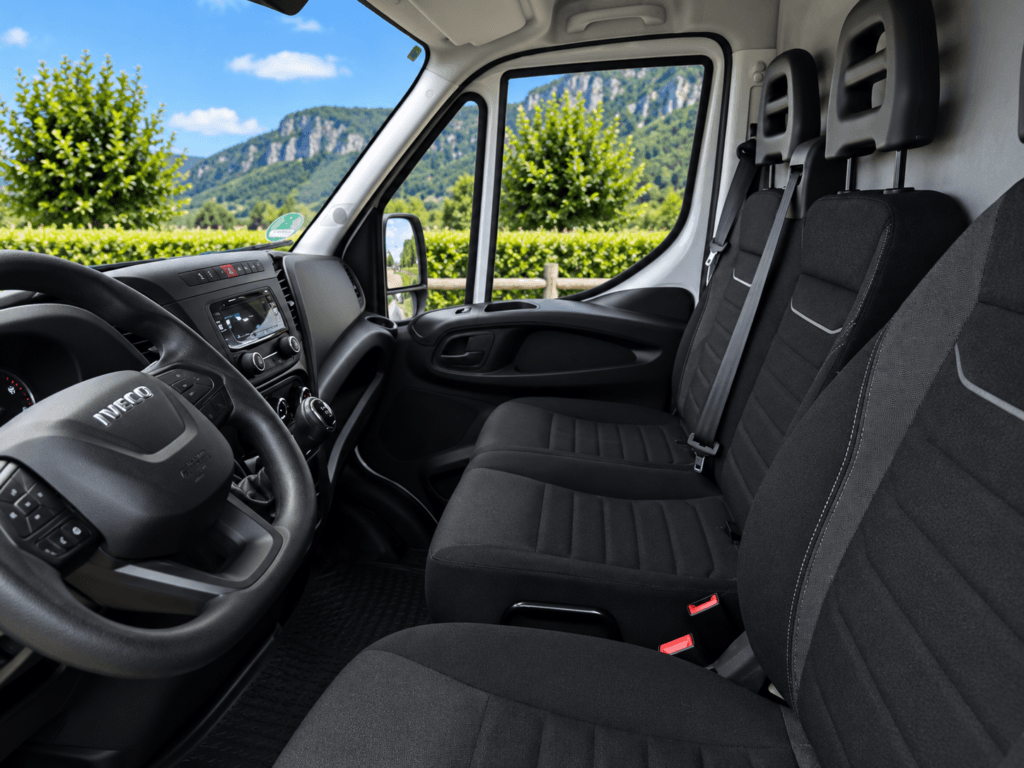 Interior cabina Iveco Daily 2.3 TD 160CV asientos y volante
