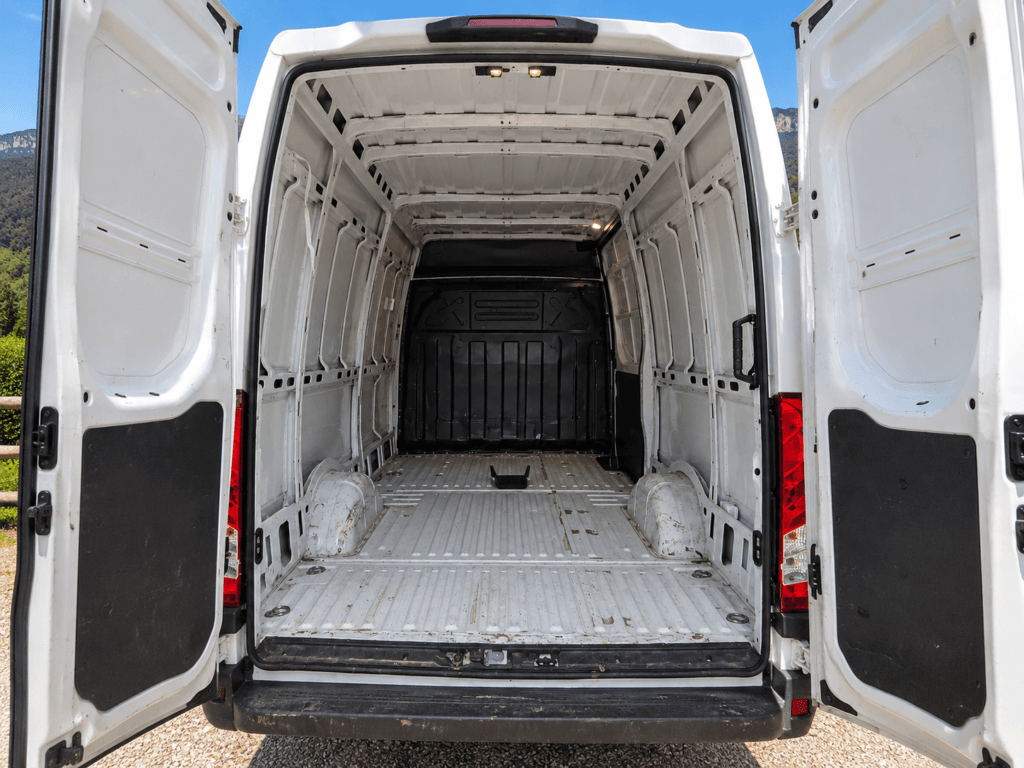 zona de carga vacía de la IVECO DAILY
2.3 TD 35S 16 V 3520L/H2 12 M3