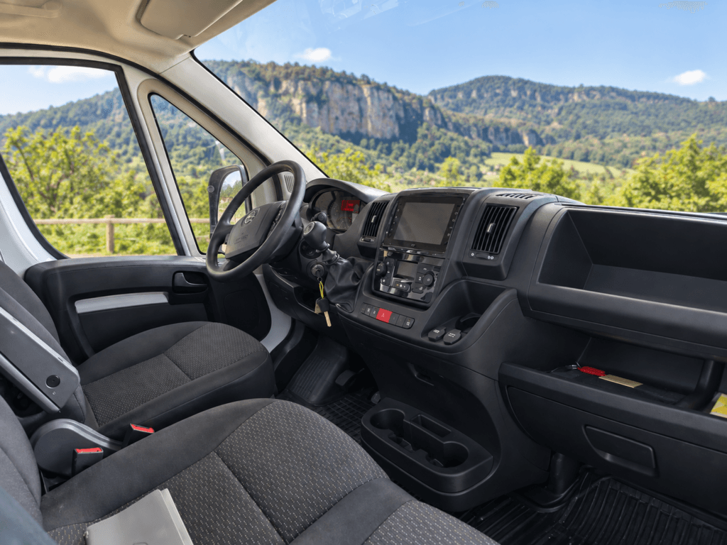 Interior cabina Opel Movano 2.2D 140CV volante izquierda asientos