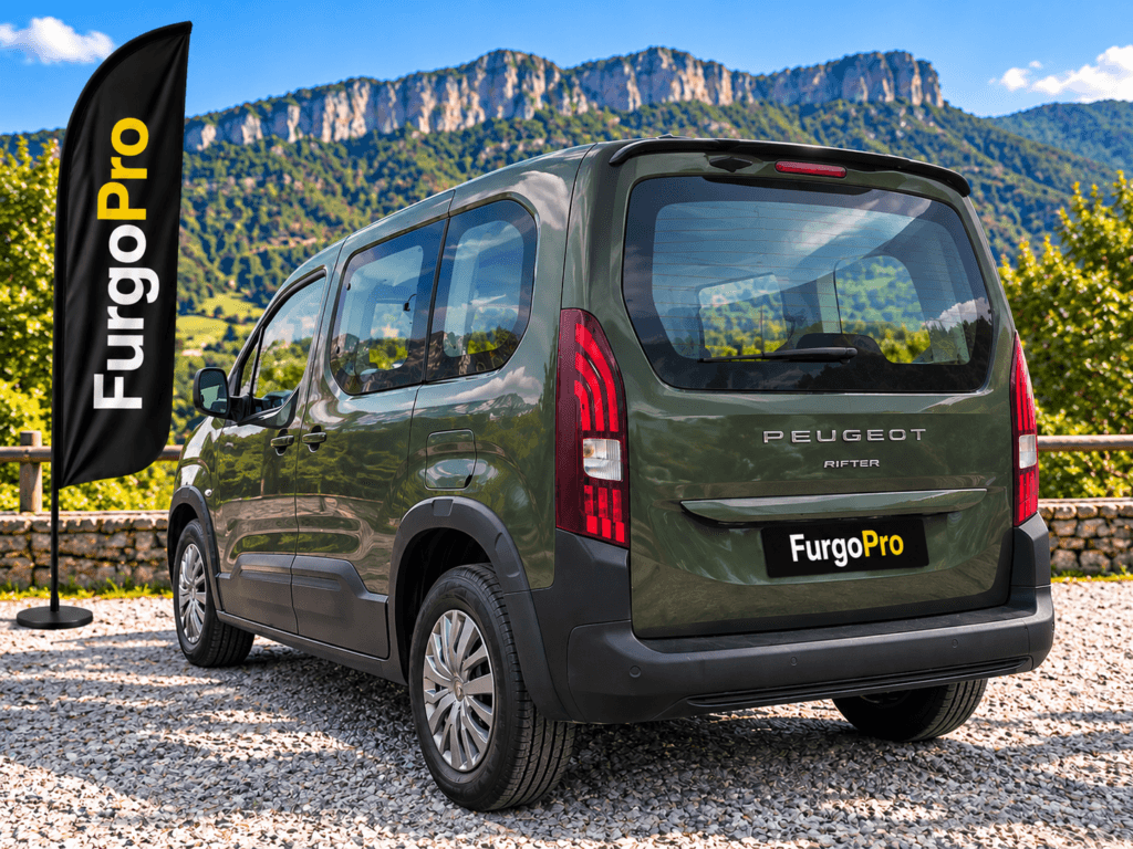Peugeot Rifter Standard Allure vista trasera pilotos verde metalizado 2025