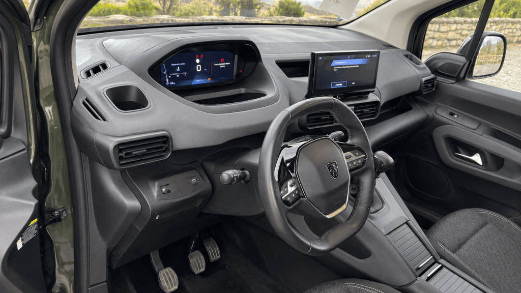 Interior cabina Peugeot Rifter Allure BlueHDi 102CV asientos y volante