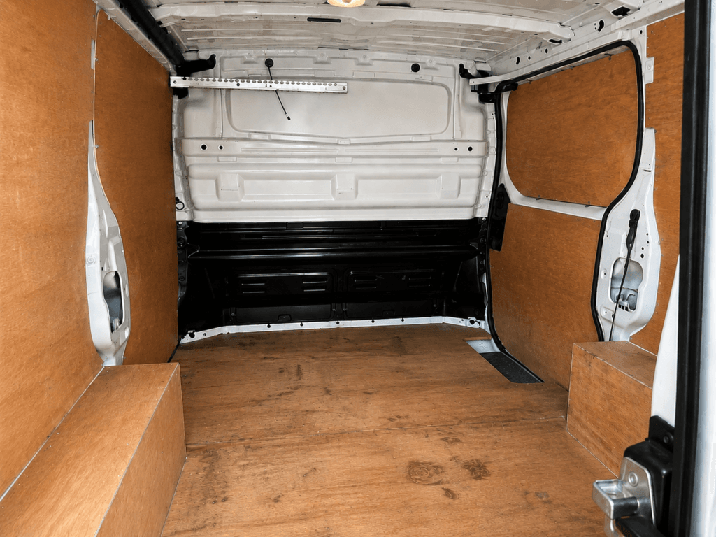 zona de carga vacía de la renault trafic furgon l1h1