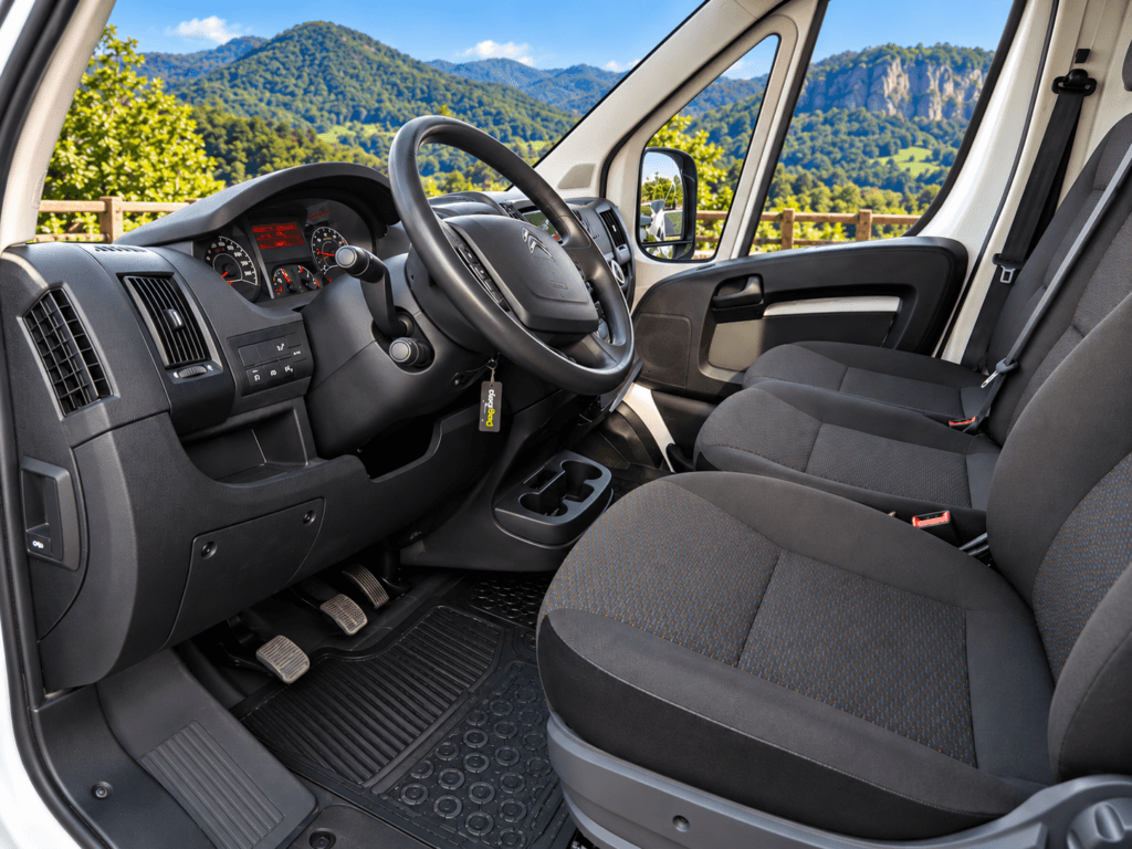 asientos y volante de la citroen jumper l2h2 del 2022 con muy pocos kilometros