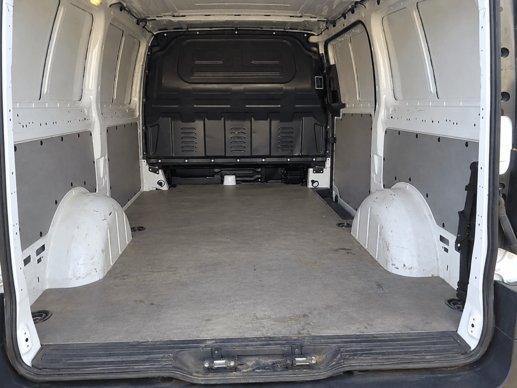 mercedes-benz vito de segunda mano y zona de carga vacía