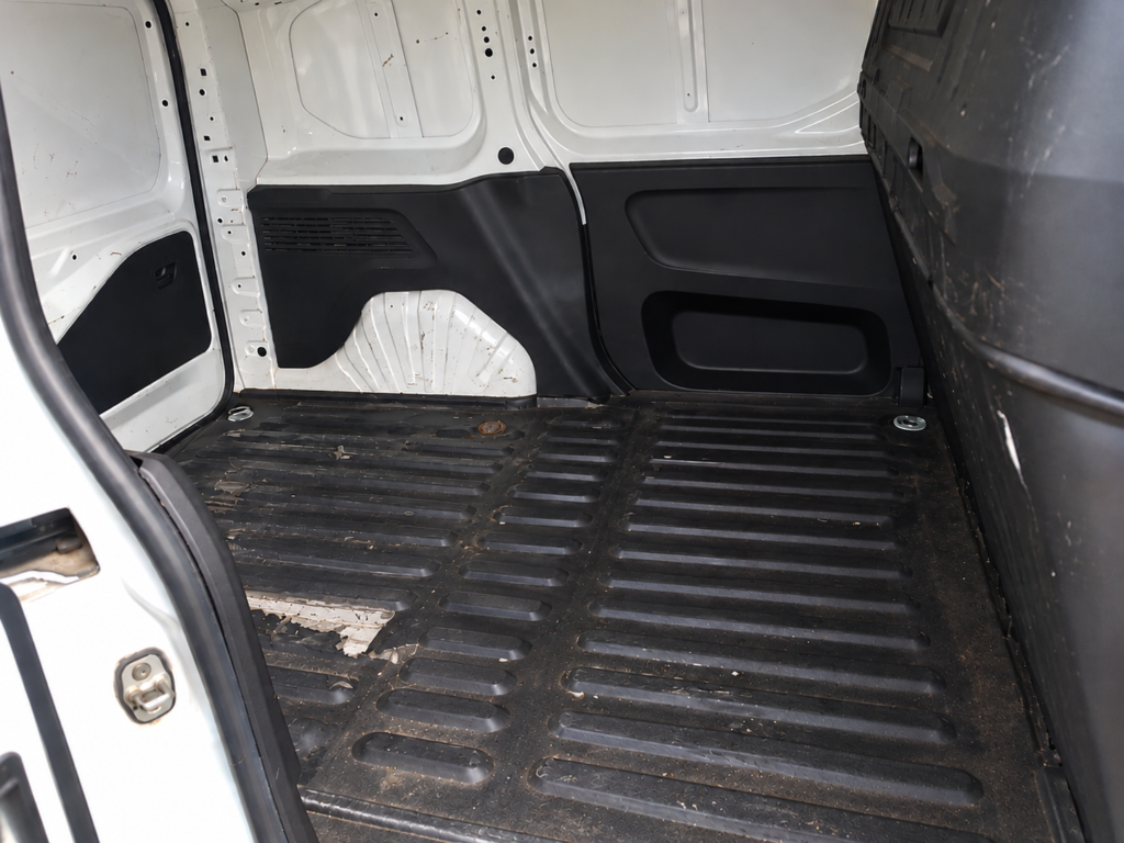 Zona de carga de Peugeot Partner blanca de segunda mano, con suelo protector negro
